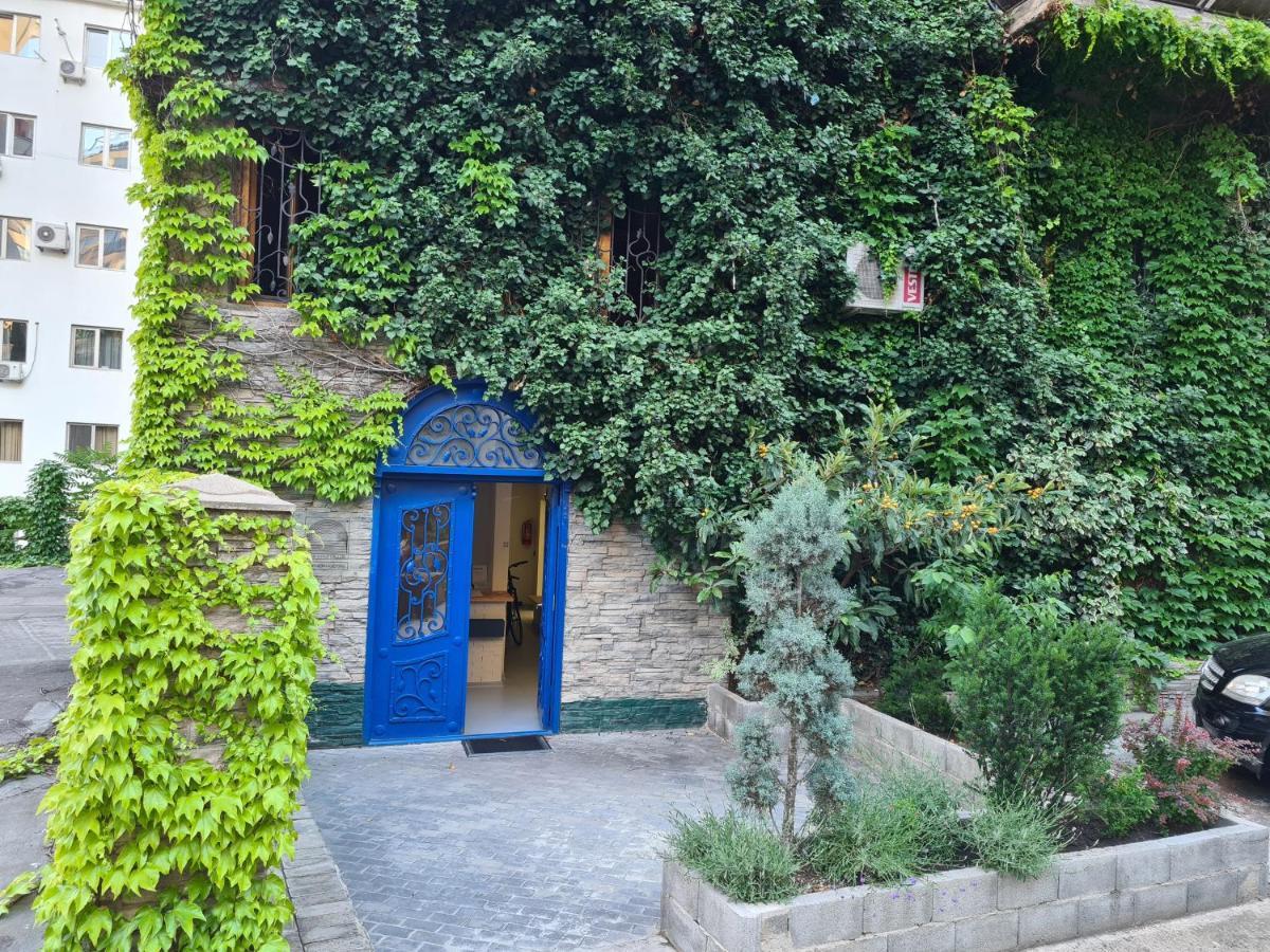 Shared Flat In An Artists District Pikris Gora Apartment Тбилиси Екстериор снимка